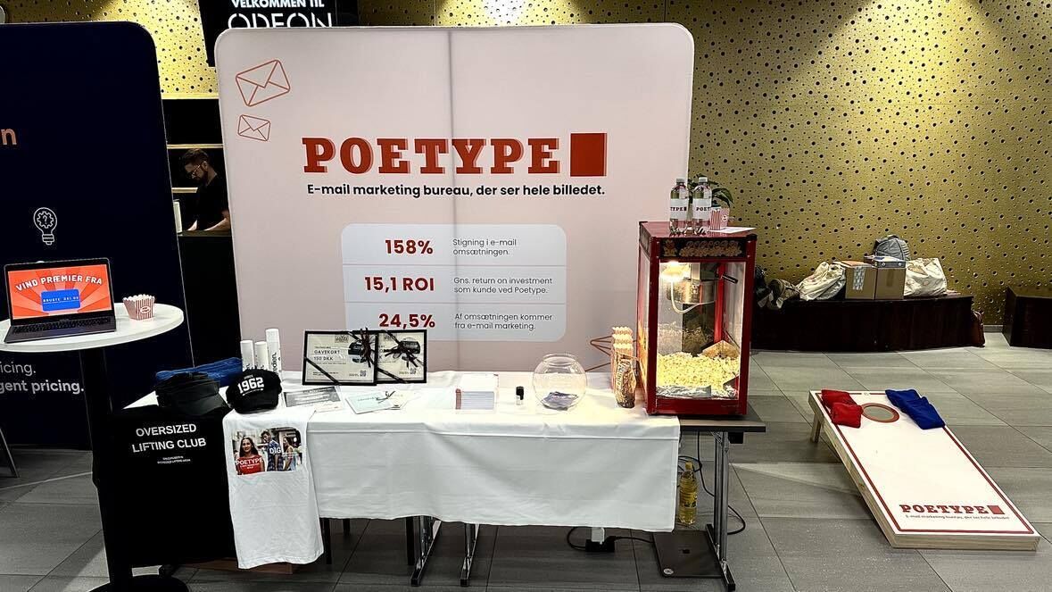 Collega's die cornhole spelen bij een bedrijfsbijeenkomst